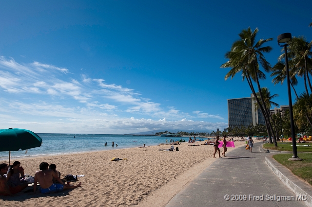 20091030_145027 D3f.jpg - Beach, Hilton Hawaiin Village in background